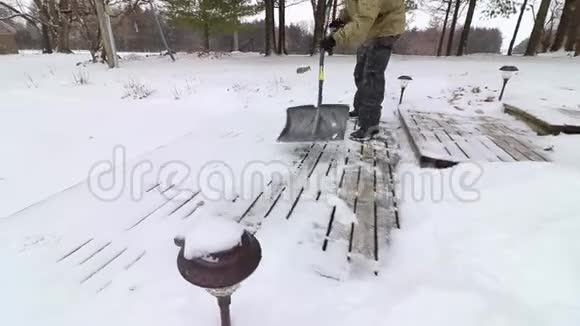 一个人缓慢地从木井里铲雪视频的预览图