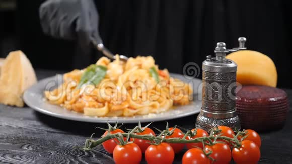 意式海鲜面食概念旋转的意大利面围绕着叉子的尖子并举起它手握意大利面包裹着视频的预览图