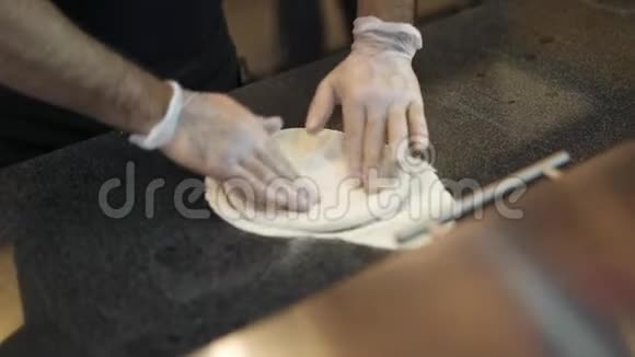 从最高的视角拍摄烹饪桌上的披萨面团视频的预览图