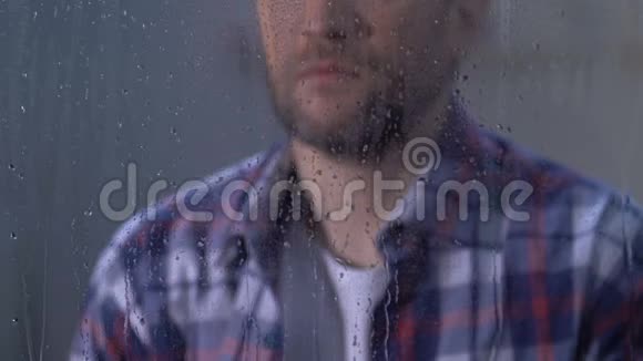 孤独抑郁的男性在雨天看窗生活烦恼悲伤视频的预览图