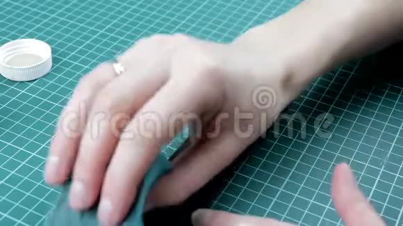 女孩在皮带上涂上一层蜡手工制作视频的预览图