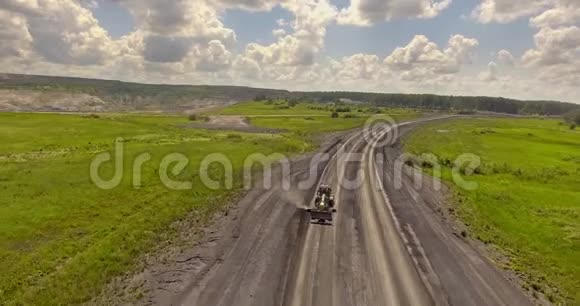 卡车的航空测量公路工程中的机动分级机碎石机碎石机视频的预览图