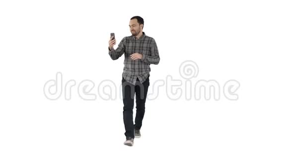 兴奋的人使用智能手机录制视频博客vlog在白色背景视频的预览图