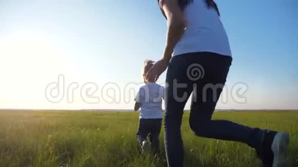 一位年轻的母亲在街上和一个孩子玩一个女人追赶一个快乐的小女儿快乐的家庭视频的预览图