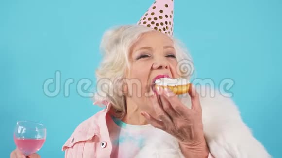 穿着时髦衣服的疯狂滑稽奶奶庆祝她的周年纪念日视频的预览图