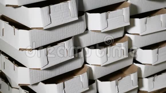 空的纸板包放在一起盒装材料工厂折叠纸板排的特写图像视频的预览图