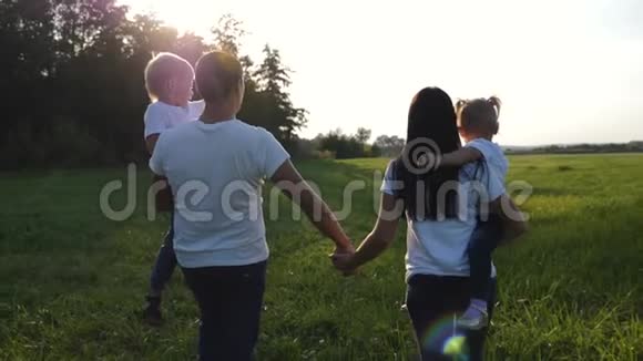 幸福的年轻一家人一起在新鲜空气中散步一对夫妇带着孩子在绿色公园里玩得很开心享受着视频的预览图