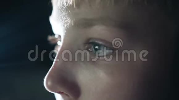 一个孩子的眼睛在玩电子游戏特写眼中的情绪视频的预览图