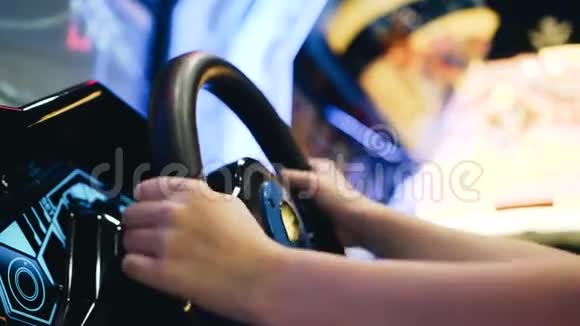 儿童的特写一个男孩的手在玩汽车模拟器那个男孩拿着方向盘视频的预览图