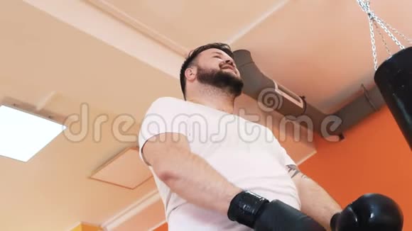 健身和健康在健身房拳击一个胖子和私人教练在运动场上打拳个人减肥视频的预览图