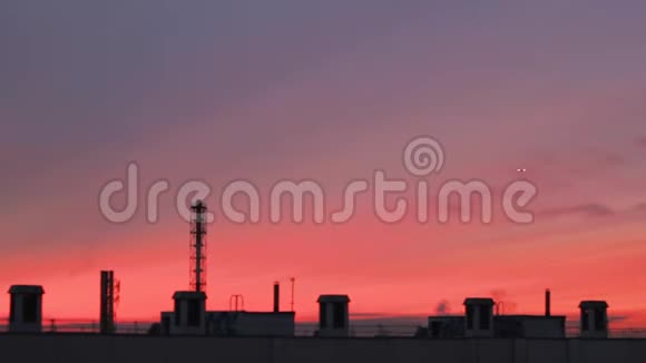 城市屋顶上的粉红色日落城市夜景楼视频的预览图