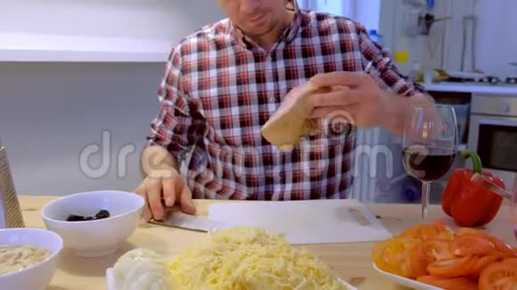人准备披萨的食材在他的手里熏了一下视频的预览图