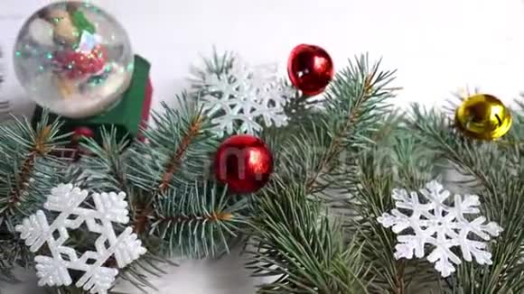 圣诞作文装饰杉树枝白色背景上的红色装饰冬天新年概念视频的预览图
