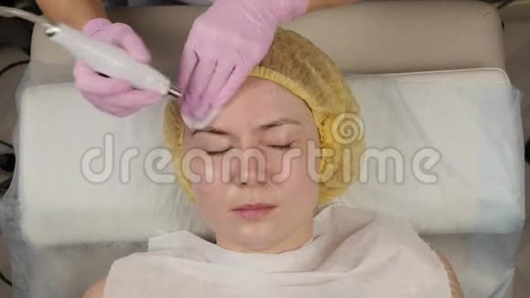 年轻女性有问题皮肤机械深层面部清洁美容师用化妆品清洗女人皮肤视频的预览图