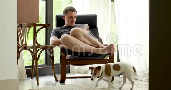 成人男子在家庭中的摇椅上放松视频的预览图