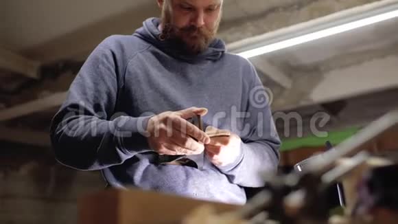 工匠在飞机上处理木制梳子去除边缘周围的多余部分手工制作4千克视频的预览图
