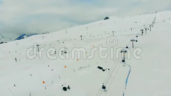 雪山斜坡有移动的圆形视频的预览图