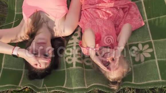 顶部视角快乐的母亲和她的小女儿玩耍玩得开心年轻的白种人妈妈视频的预览图