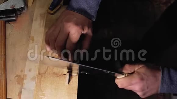 工匠木匠用手锯特写在木梳上做了一个切口一个木匠匠人在木须上做了一个切口视频的预览图