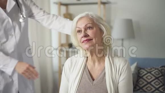 年轻的医生助理拜访和拥抱成熟的老妇人视频的预览图