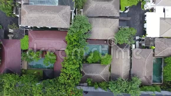 巴厘岛一个村庄的房屋和街道的俯视图视频的预览图