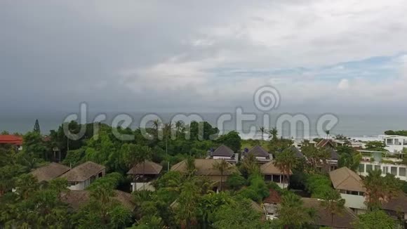 巴厘岛海滨度假村空中拍摄4k视频的预览图