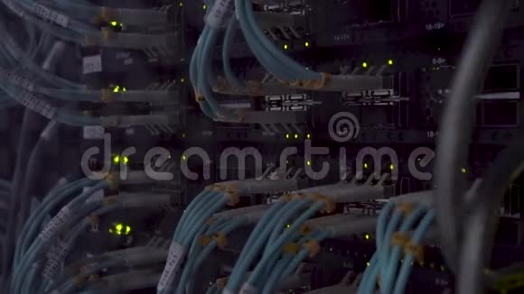 服务器机架侧视图工作电信服务器黑暗的数据中心视频的预览图
