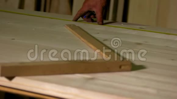 木匠用胶带测量木头视频的预览图