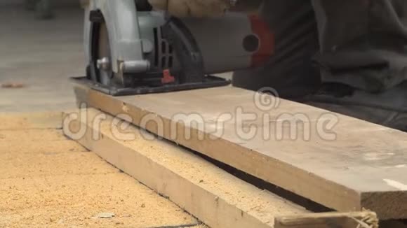 锯切木头的工人视频的预览图