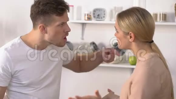 男暴君在厨房里骂他没有经验的妻子女人哭有问题视频的预览图