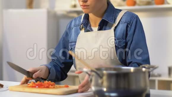 疲惫的家庭主妇把切好的番茄放入锅中加酱无聊的日常生活视频的预览图