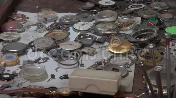 手表制造商的手选择小零件的修复视频的预览图
