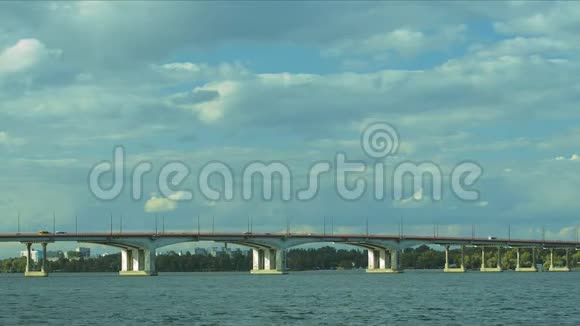 汽车桥在河上视频的预览图