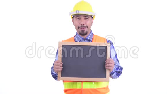 快乐的长胡子的波斯建筑工人一边说一边拿着黑板视频的预览图