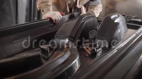 一名男性工人切割塑料零件汽车零件的真空成型形式视频的预览图