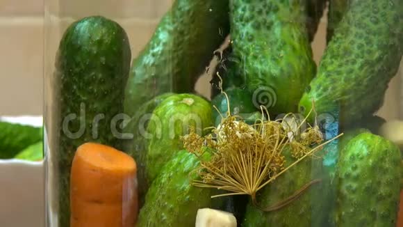 自制泡菜酸黄瓜冬季罐装健康蔬菜视频的预览图