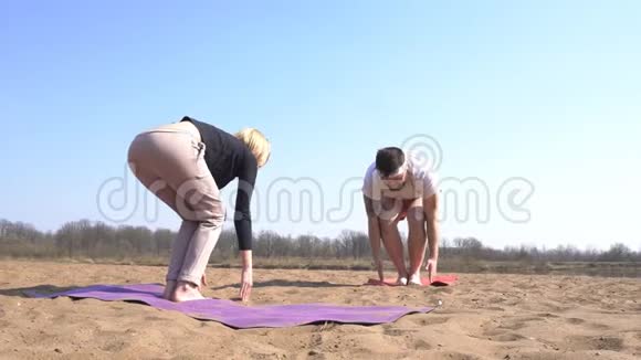 一位白种人的女教练一位瑜伽老师教一个留着胡子的男人如何在瑜伽中正确地表演体式视频的预览图