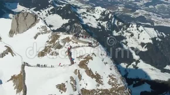 冬季皮拉特斯山的观察甲板瑞士鸟瞰图视频的预览图
