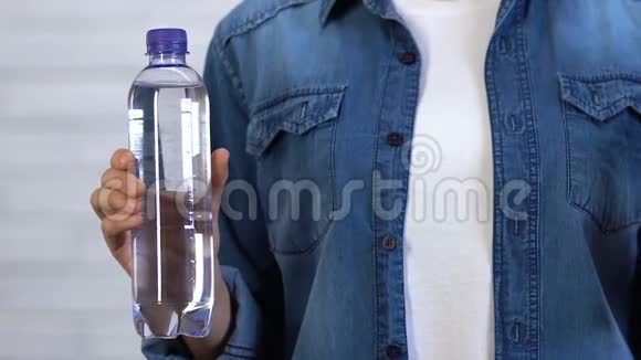 女士手里拿着塑料瓶和个人用塑料食品制成的水瓶视频的预览图