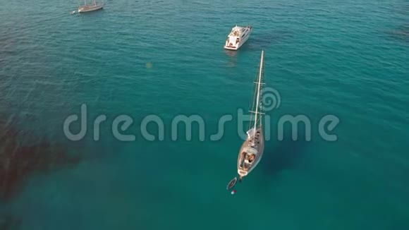 巴勒莫意大利西西里2019年8月电影跨度与游艇站在清澈的绿松石水地中海视频的预览图