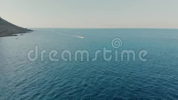 在晶莹清澈的水中鸟瞰一艘正在运行的船意大利西西里视频的预览图