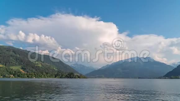 美丽的时光流逝夏天的景象与湖在多洛米兹山人们游泳乘船乘船坐SOP板泽尔视频的预览图