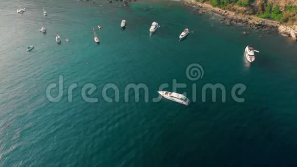游艇停泊在岸边干净的水它可以作为水道的插图空中无人机射击视频的预览图