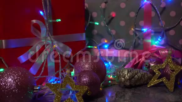 圣诞礼物和闪光花环的舒适景观视频的预览图