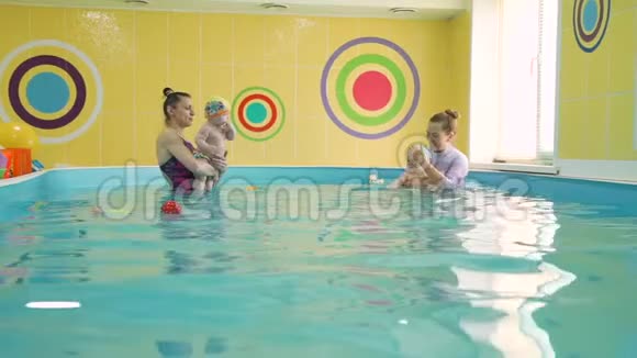 婴儿游泳班有教师的婴儿视频的预览图