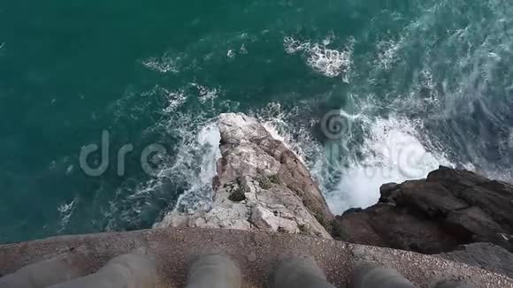 海浪拍打着岩石从上方看视频的预览图