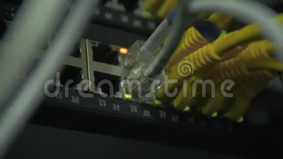 黄绿色以太网线卡在路由器上视频的预览图