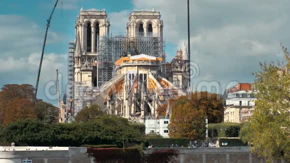 重建巴黎圣母院大教堂被大火烧毁在框架起重机的高层工作视频的预览图
