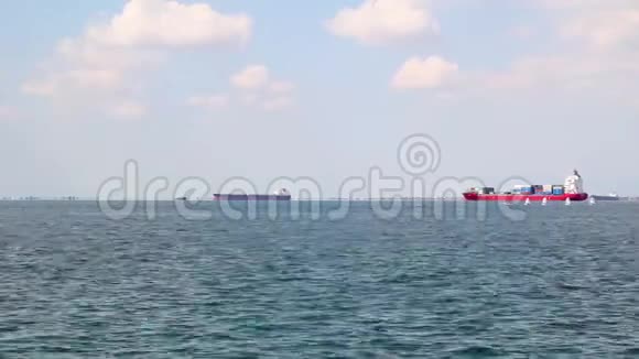港口外和前方通过的小型帆船视频的预览图