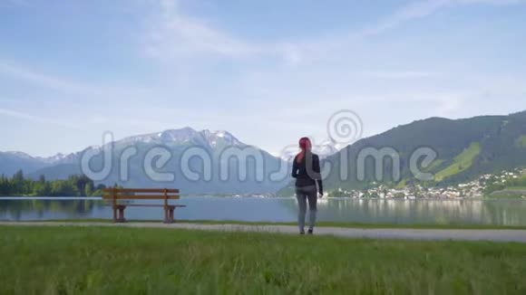 一位很有魅力的年轻女子在泽尔湖附近做一个晨练体操奥斯特里的高山上视频的预览图
